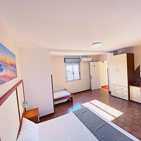 Residenza Felix Oda ve Kahvaltı Capo Vaticano