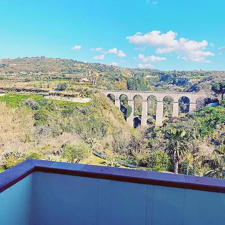 Residenza Felix Oda ve Kahvaltı Capo Vaticano